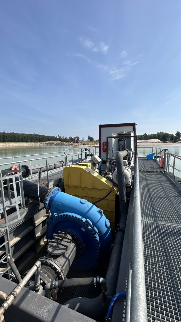 Falowniki Danfoss FC-202 Aqua Drive zainstalowane na maszynie refuler do na kopalni piasku.