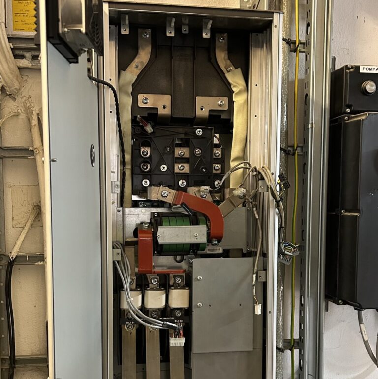 Read more about the article Naprawa falownika Danfoss FC-102 – Błąd A7 Przepięcie DC w sprężarce amoniaku Johnson Controls